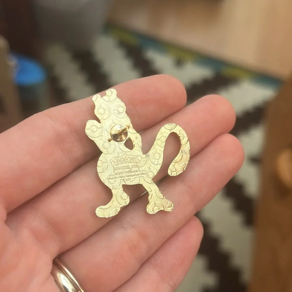 Pokemon Signed Lavender Purple MEWTWO Lapel or Hat Pin or Tie Tac 1.5 x 1 in - Picture 3 of 3